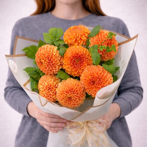Букет георгинов «Янтарная геометрия»